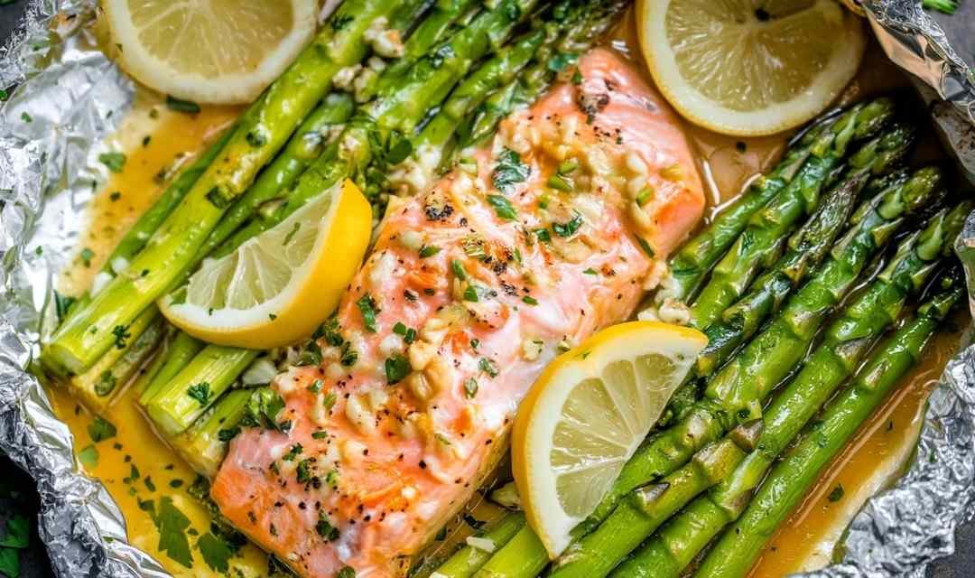Baked Salmon in Foil with Asparagus