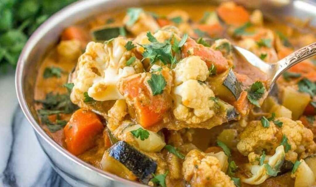 one-pot-vegetable-curry-served-in-bowl