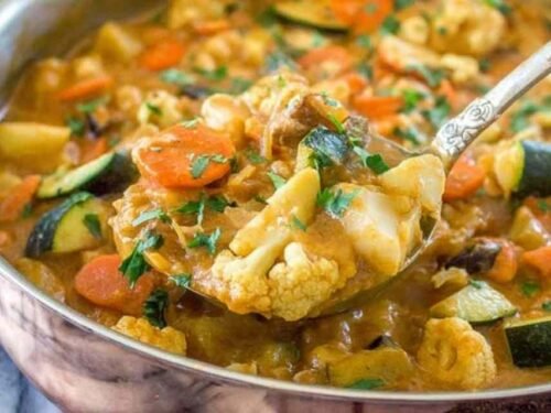 one-pot-vegetable-curry-served-in-bowl