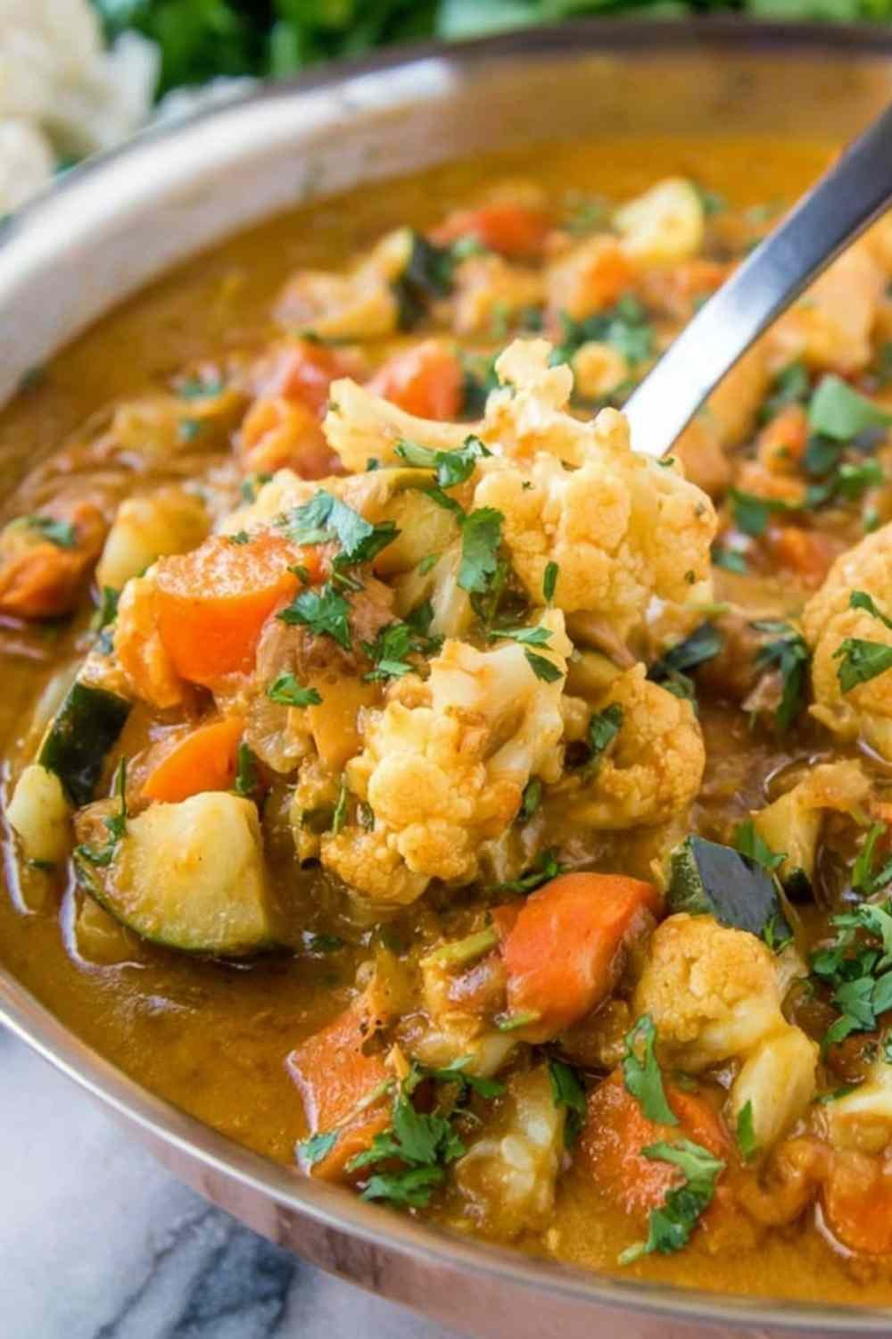one-pot-vegetable-curry-served-in-bowl